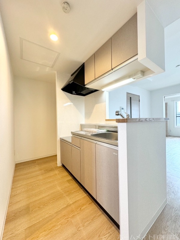 キッチン　冷蔵庫置き場や右手側にも家電が置けるスペースあります♪