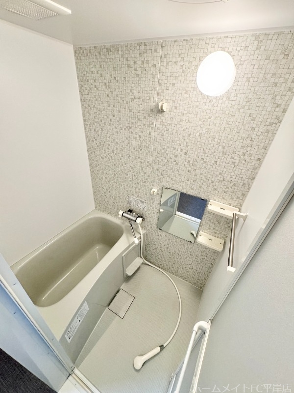 バス・シャワールーム　ゆったりとしたお風呂でとってもきれいです♪都市ガス♪