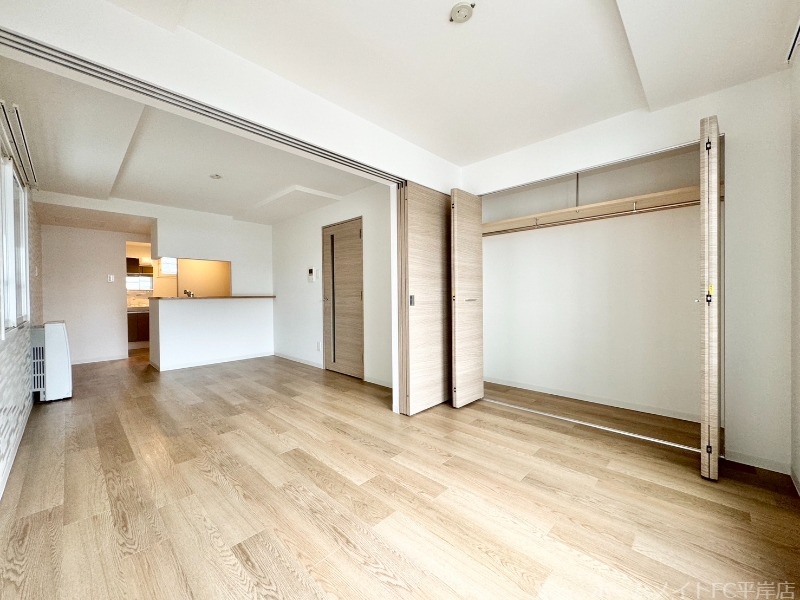 収納　横幅の広い収納で服がたくさんあっても安心です♪