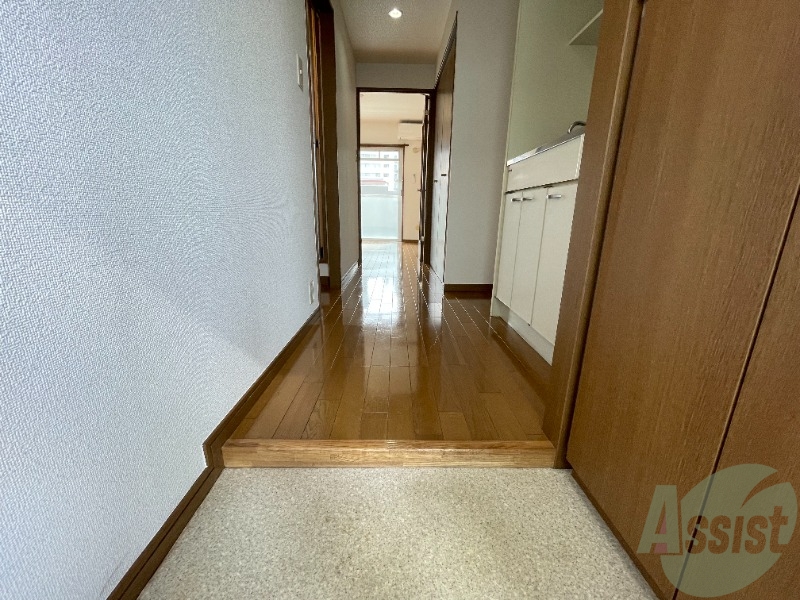 玄関　玄関からの様子です。敷居が高くなく安心ですね。