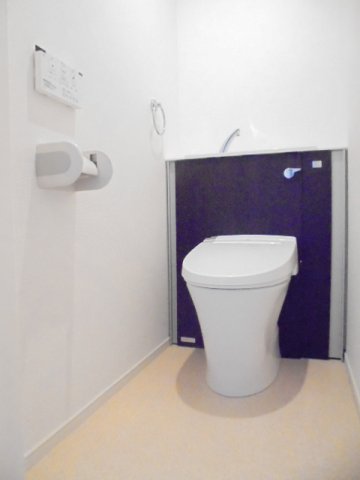 トイレ　落ち着いた色調のトイレです