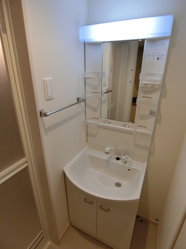 洗面設備　明るい洗面所です