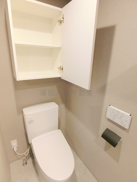トイレ　棚収納と温水洗浄便座付きのトイレ