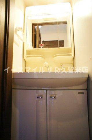 洗面設備　独立洗面化粧台が付いています