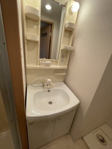 洗面設備　明るい洗面所です