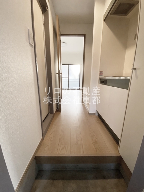 玄関　玄関には下駄箱があるのでスッキリとした空間を保てます