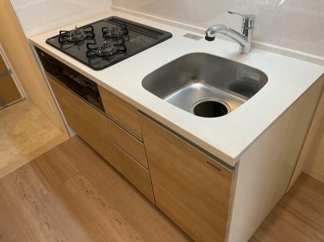 キッチン　三口コンロ、グリル付