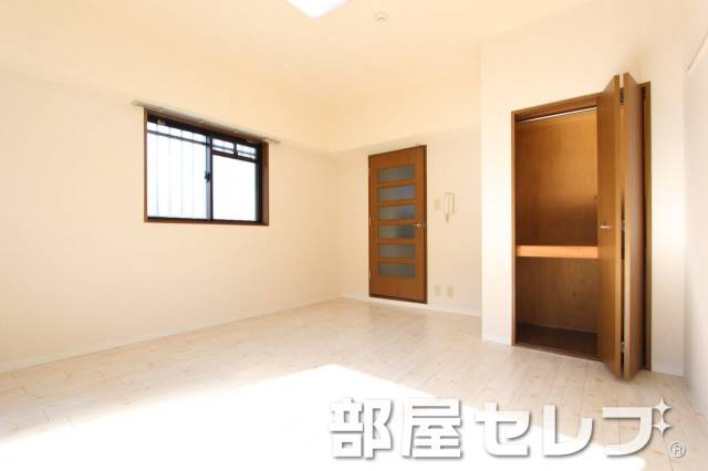 居室・リビング　白基調でキレイなお部屋です。