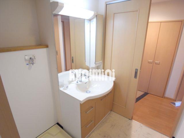 洗面設備　洗濯機置場には戸棚もあり、洗剤等も置けます。