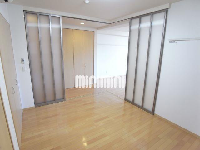 その他　洋室は仕切りをあけると開放感があります。