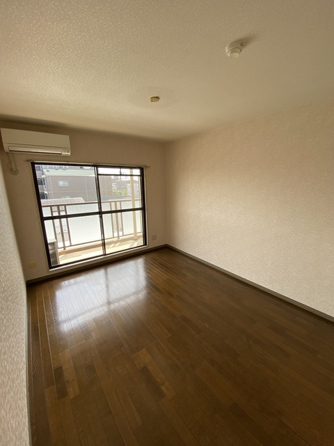 居室・リビング　日が差込む明るいお部屋です。