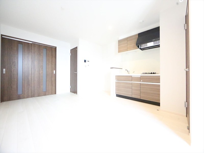 居室・リビング　ＬＤＫ10.8帖　システムキッチン　エアコン完備　同仕様写真