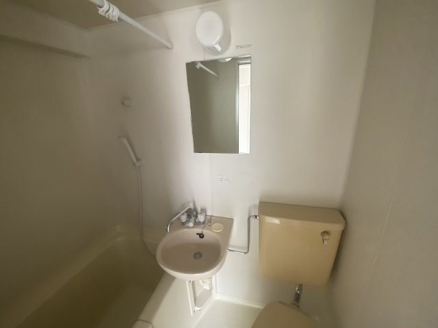洗面設備　浴室内にトイレがあります☆
