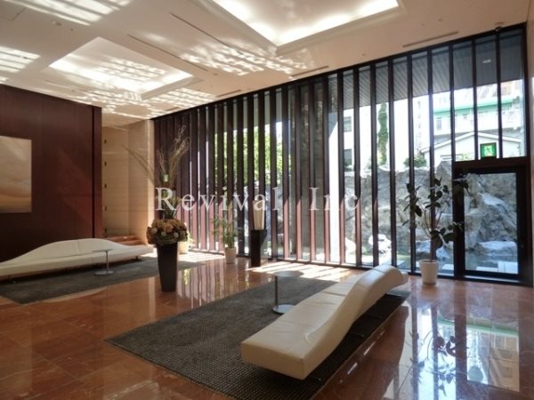 ロビー　ホテルさながらのロビーです