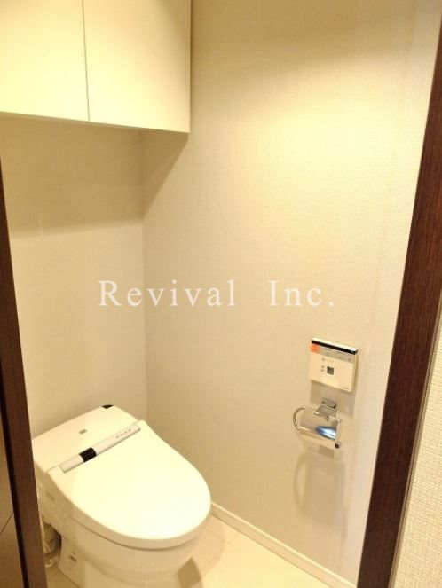 トイレ　スタイリッシュなタンクレストイレ