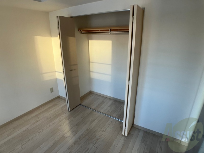 収納　こちらの収納にはハンガーをかけて服もしまえますね。