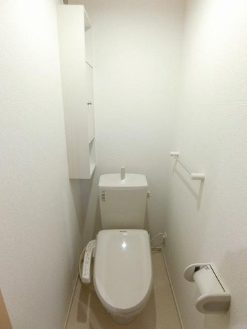 トイレ　落ち着いた色調のトイレです