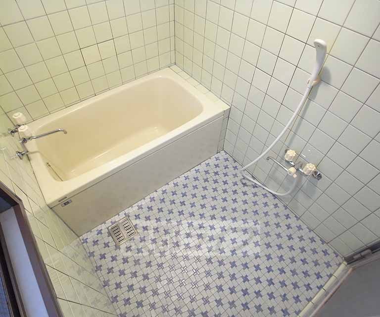 バス・シャワールーム　大きめの浴槽です。