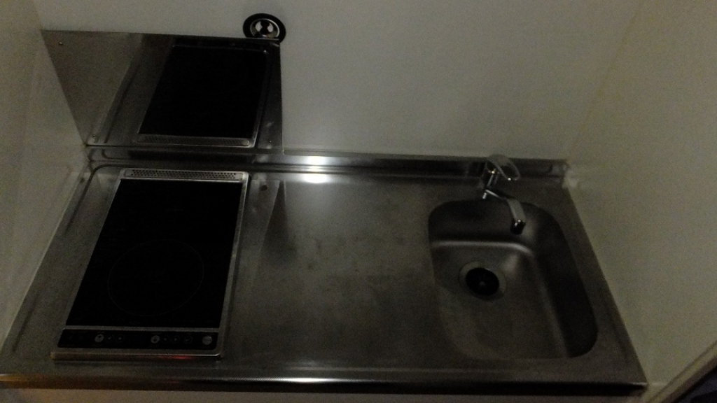 キッチン　電熱タイプの2口の広めのキッチンです。