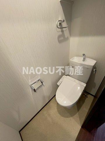 トイレ　落ち着いた色調のトイレです