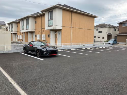 駐車場　敷地内舗装駐車場、別途契約月額４，４００円（税込）