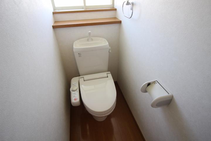 トイレ　落ち着いた色調のトイレです