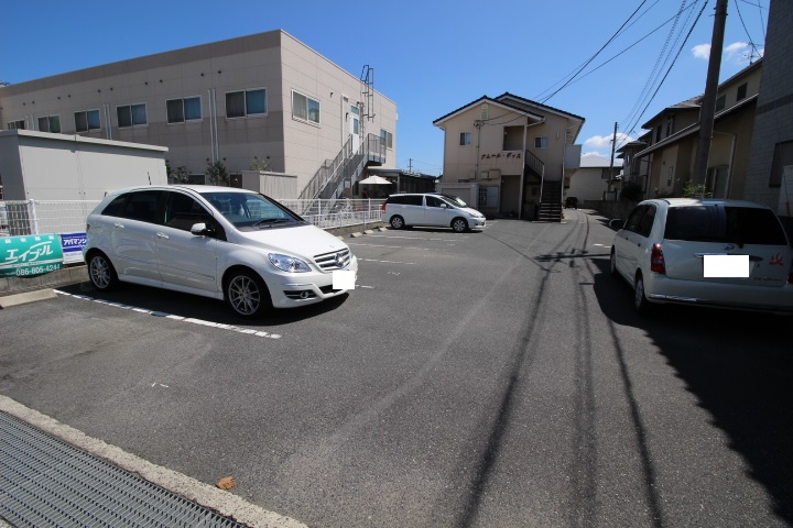 駐車場　車をお持ちの方に嬉しい駐車場付きの物件です