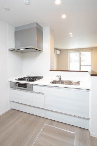 キッチン　ガスコンロ３口ついたシステムカウンターキッチンです。