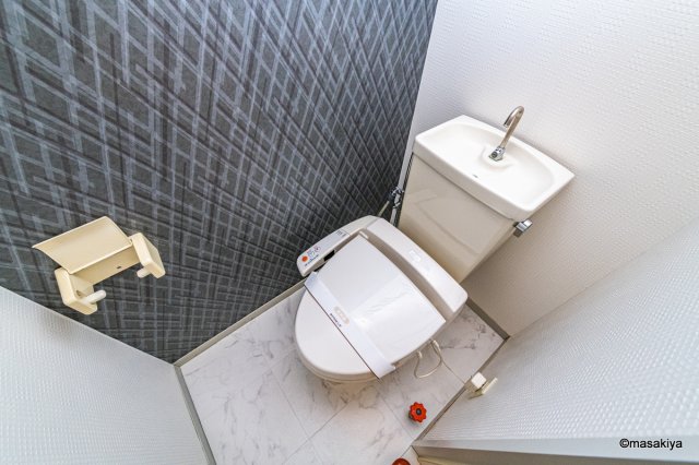 トイレ　トイレ　ウォシュレット付き。