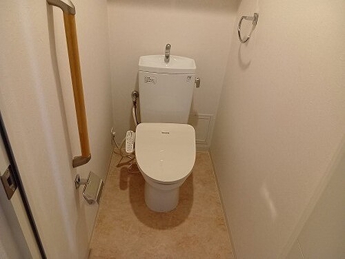 トイレ　温水洗浄便座