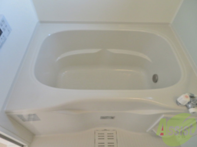 バス・シャワールーム　こちらのお風呂で１日の疲れをとってください。