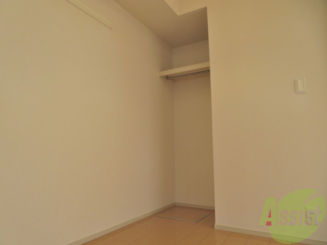 その他部屋・スペース　洋室３．５帖には、服が掛けられる収納付き。