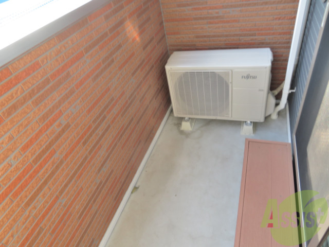 バルコニー　こちらのバルコニーでは、日々の洗濯がスムーズに。