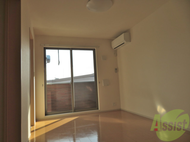 居室・リビング　７帖の洋室です。白を基調とした明るい部屋です。