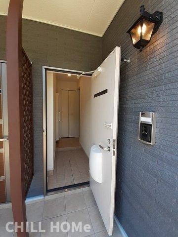 玄関　当社、チルホームのHPもご覧ください(^^)/物件情報多数♪