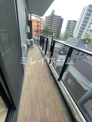 バルコニー　同建物内別のお部屋の参考写真になります。