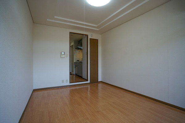 居室・リビング　同じ建物の別なお部屋