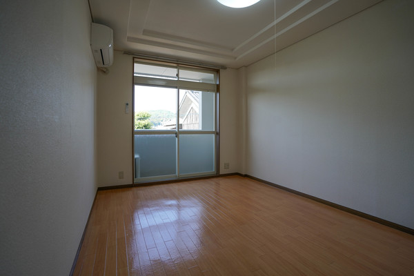 居室・リビング　同じ建物の別なお部屋