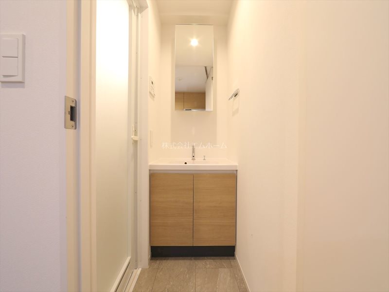 洗面設備　脱衣所　独立洗面台（収納スペース充実）