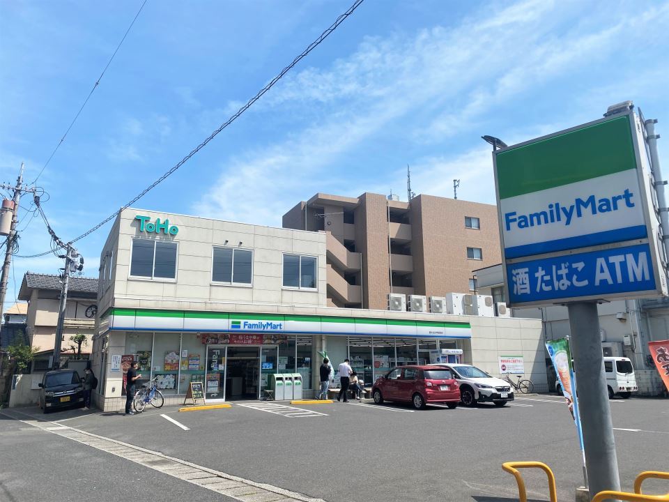 コンビニ　ファミリーマート（コンビニ）まで300m