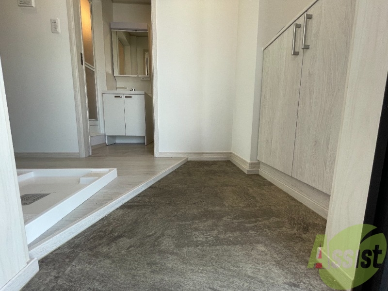 玄関　玄関スペース。段差も少ないので、安心ですね。