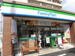コンビニ　ファミリーマート 杉並下高井戸二丁目店（コンビニ）まで303m