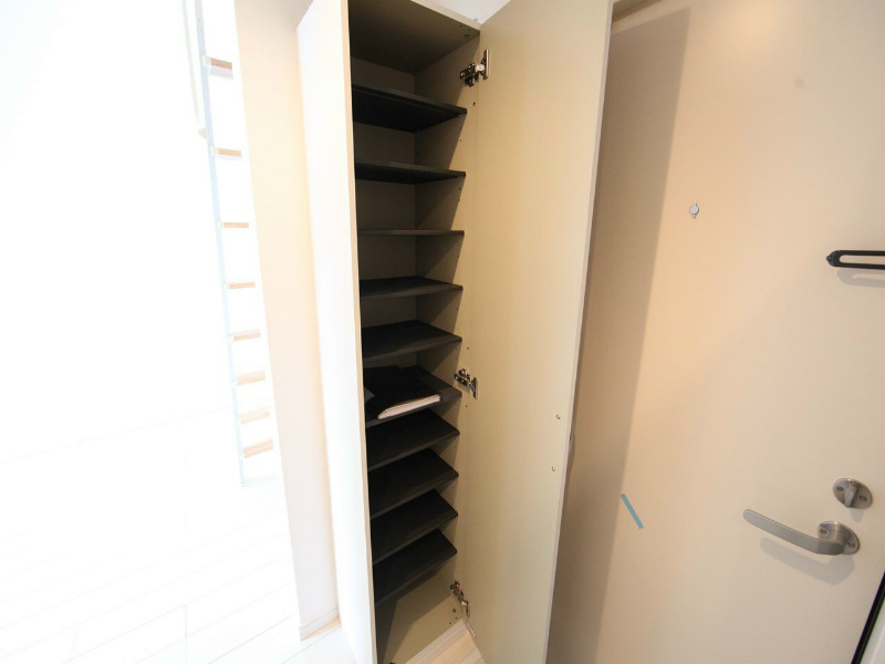 玄関　玄関　シューズボックス付（収納充実してます）