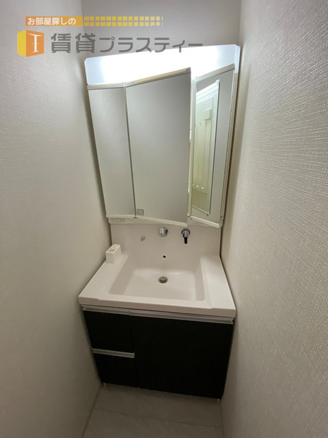 洗面設備　３面鏡で今日も死角無し