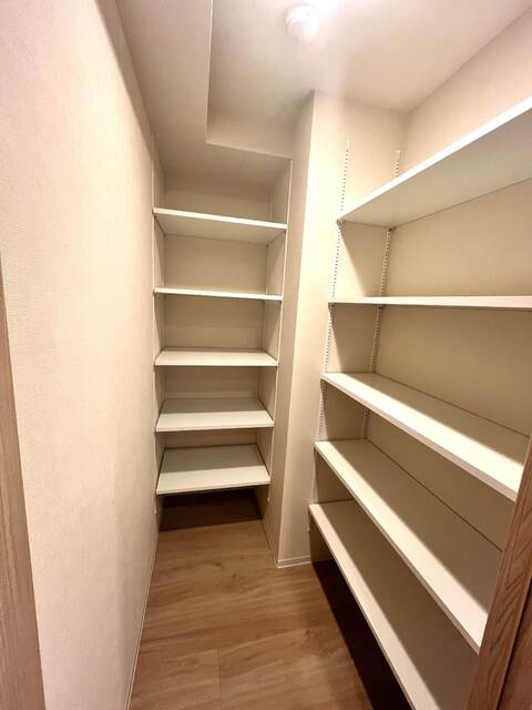 バルコニー　◆たっぷり収納できるサービスルーム◆