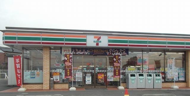 コンビニ　セブンイレブン栃本店（コンビニ）まで240m