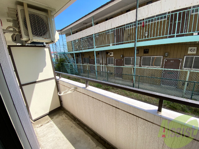 バルコニー　バルコニーは洗濯物を干すのに十分な広さがあります。