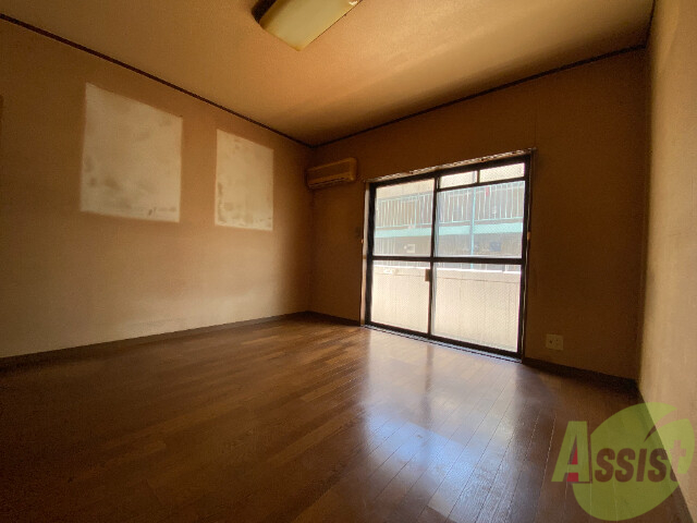 居室・リビング　リビングは窓からの日差しでとても明るいですね。