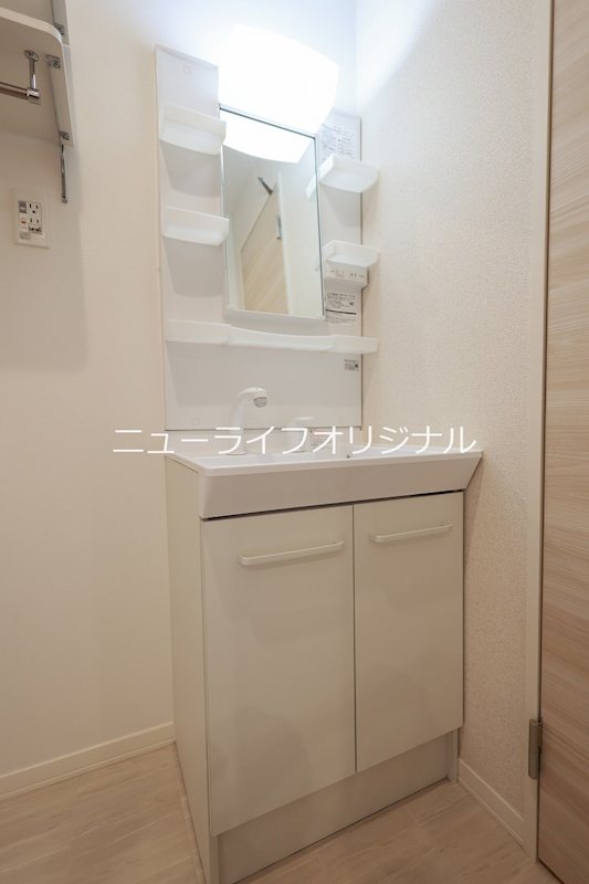 洗面設備　シャワー付き洗面台で忙しい朝でも楽に身支度が出来ます！