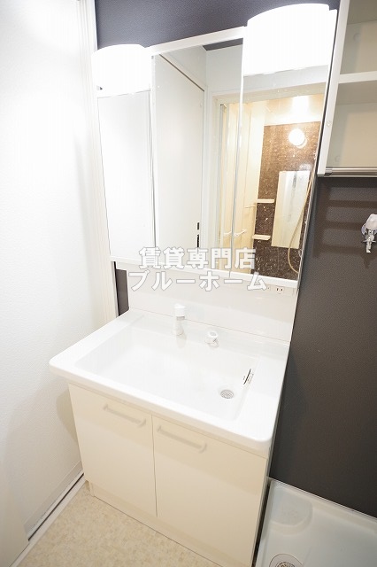 洗面設備　三面鏡独立洗面台！